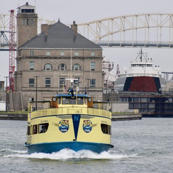 Famous yello and blue tour boat exiting the mac Lock